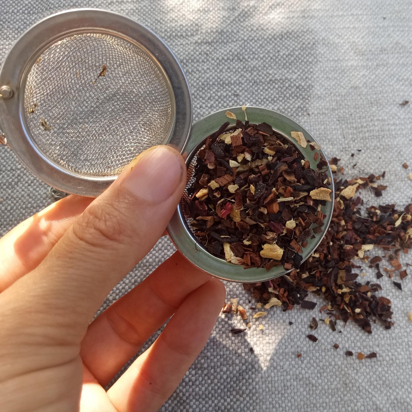 Honey-Biscus-Ginger Tea with Hibiscus, Ginger & African Honey Bush - Organic Loose Leaf Herbal Tea Blend - Vitamin C Rich Herbs for Ice Tea Infusing