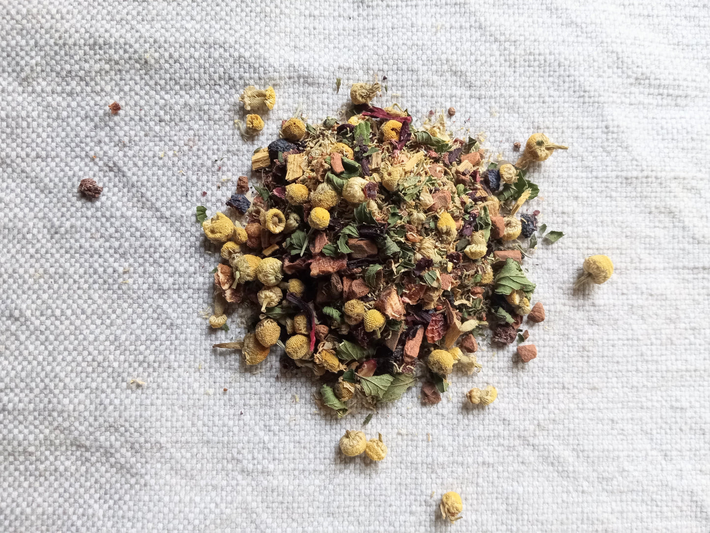Noble Roots & Fruits - Organic Chamomile Tea Blend: Chocolate Mint, Figs & Blueberries