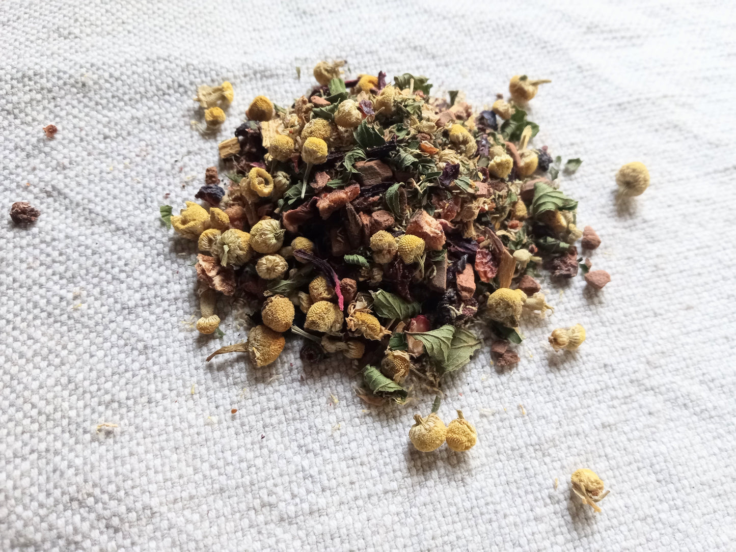Noble Roots & Fruits - Organic Chamomile Tea Blend: Chocolate Mint, Figs & Blueberries